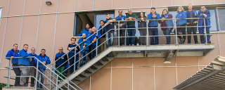 Mitarbeiter auf Treppe - Reichenau-Gemüse eG